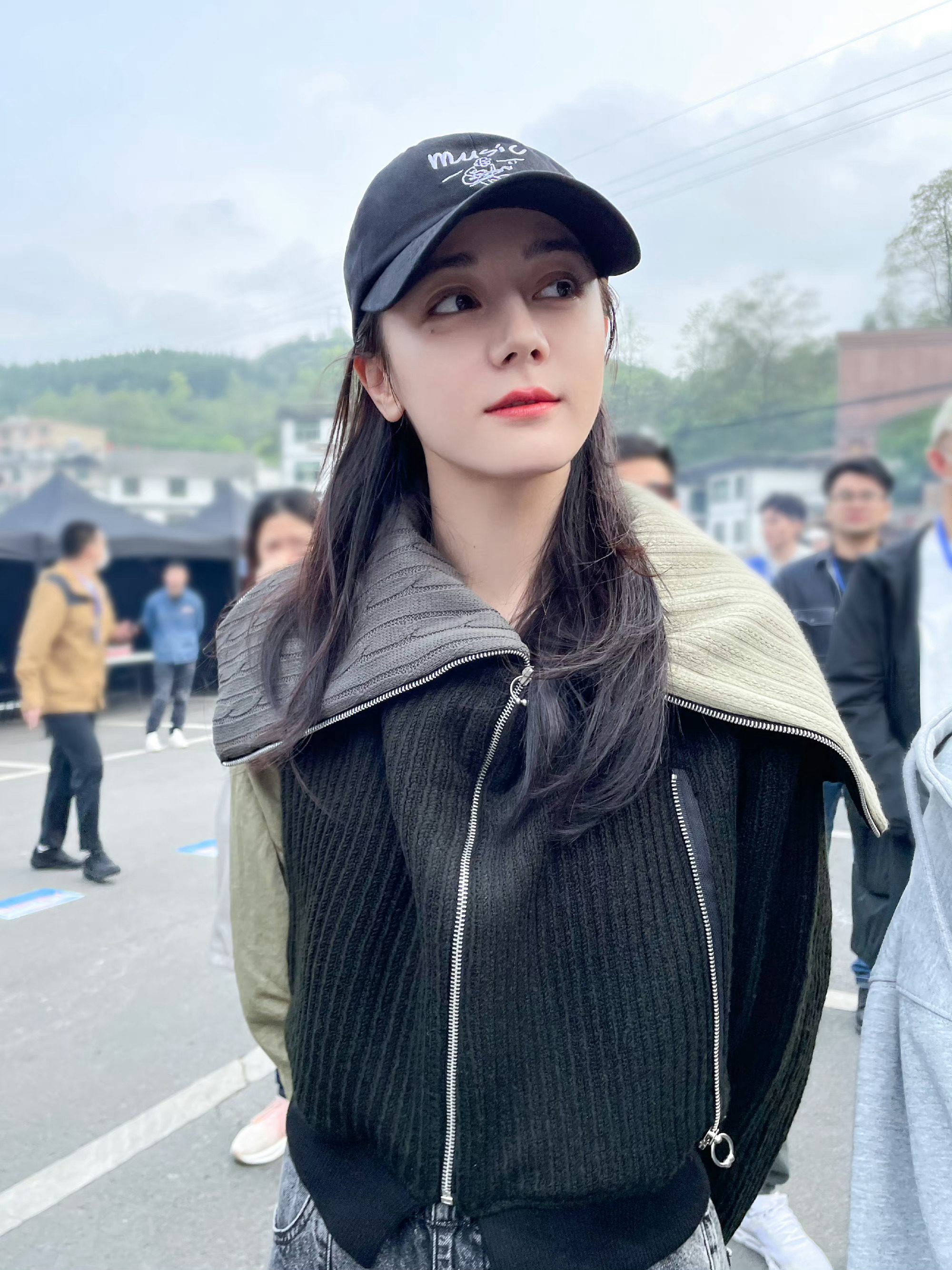 迪丽热巴新剧下班图,看到了好多人哇!__财经头条
