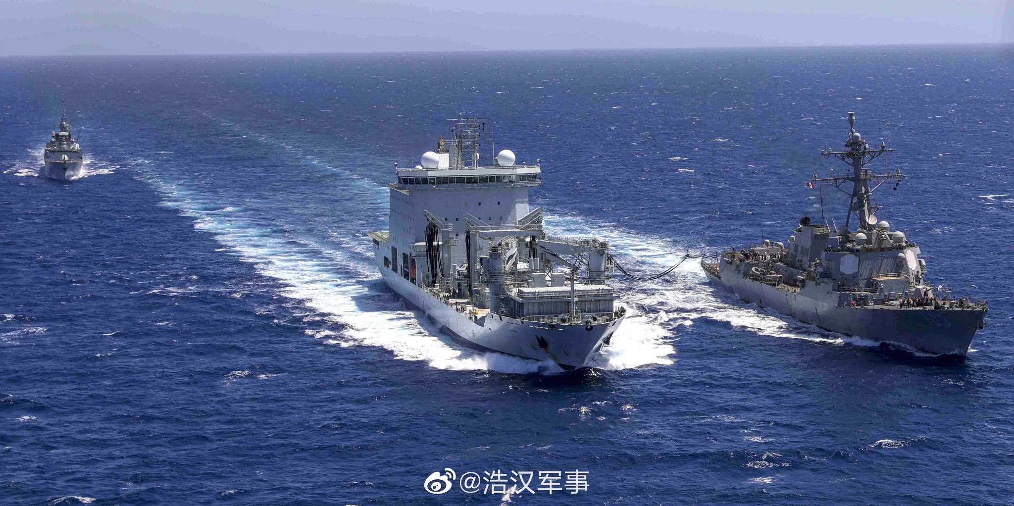 5月3日,加拿大海军的支援舰阿斯特里克斯号在红海为美国驱逐舰tr
