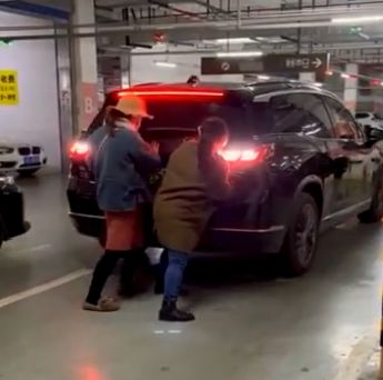 早·知道｜女子“人肉占车位”被车强行顶开！网友吵翻，警方回应休闲区蓝鸢梦想 - Www.slyday.coM