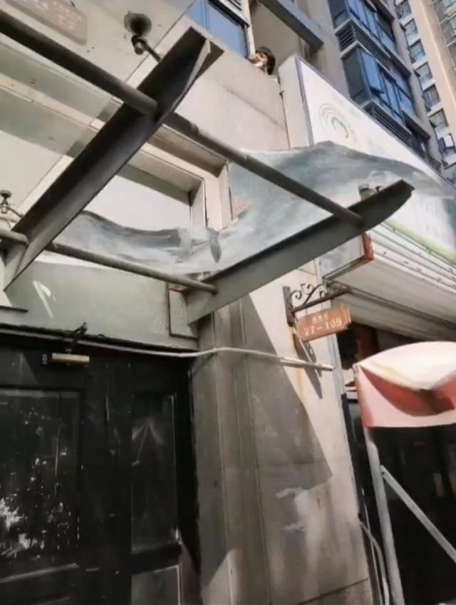 被女子扔下楼致死男童曾伸手求抱抱，家属发声：怀疑孩子被下药，作案动机到底是什么？休闲区蓝鸢梦想 - Www.slyday.coM