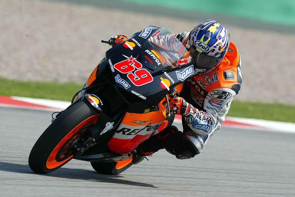 时势造英雄回顾20年前称霸motogp的本田5缸神车rc211v