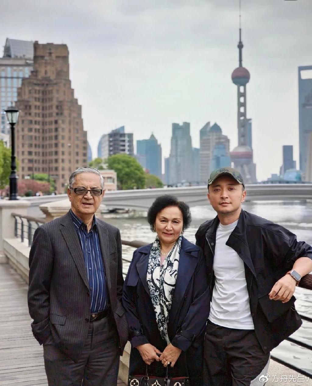 神奇的是全家福合照中并没有妻子帕夏古丽·都鲁坤的身影,尼格买提与