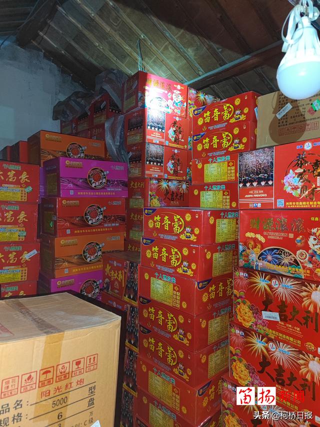 平房搜出七百箱烟花爆竹群众惊呼身边藏了个火药库