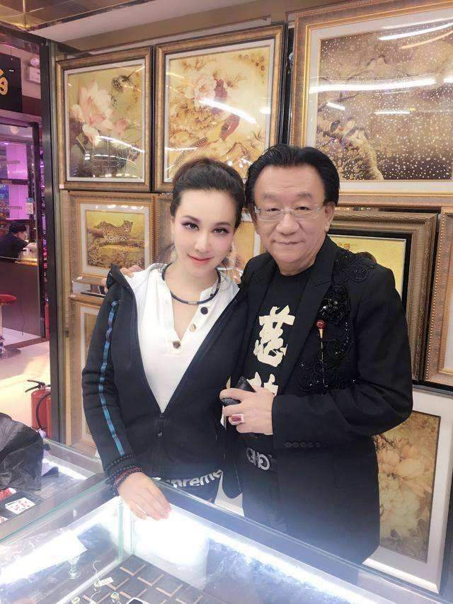 75岁侯耀华参加生日会近10位年轻女性穿古装端菜场面高端震撼