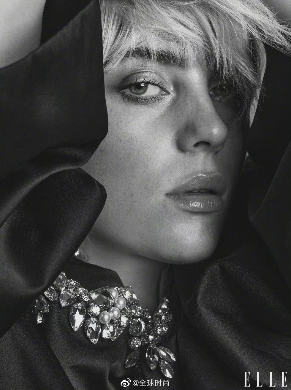 billie eilish "碧梨"登上elle 美国版十月刊封面……__财经头条