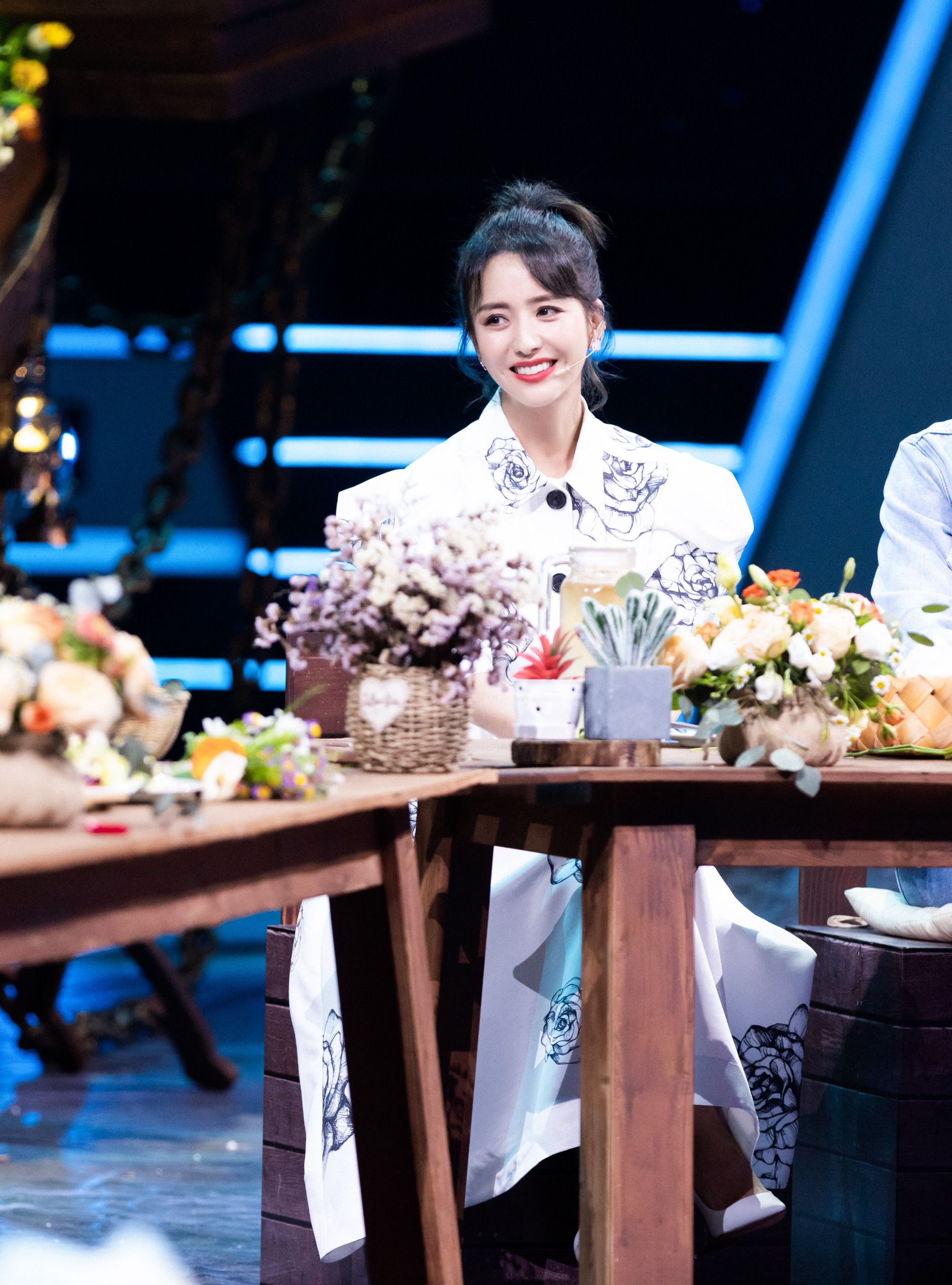 佟丽娅上节目真大牌连换三套造型压轴登场穿衬衫裙优雅得开挂