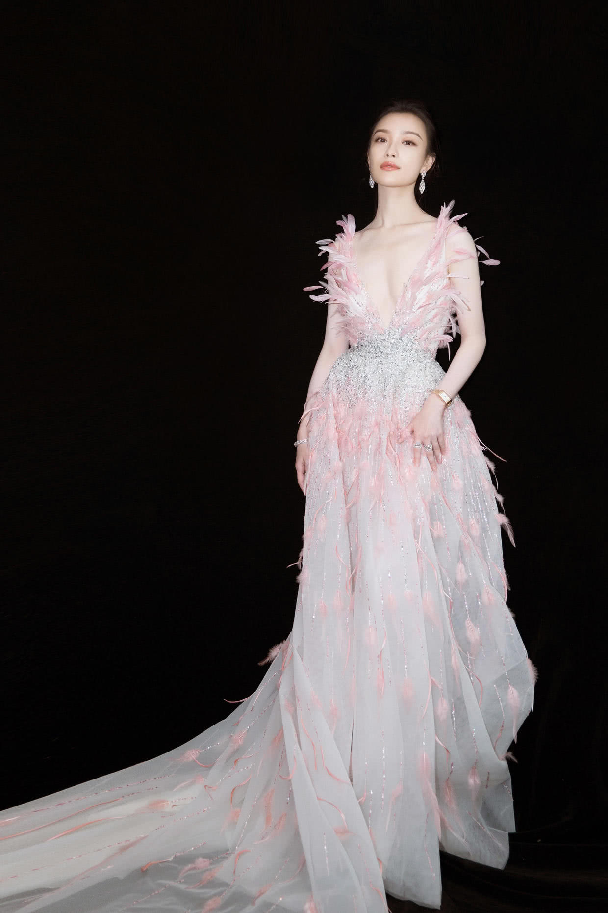 倪妮一改往日高冷形象,粉色卫衣搭配阔腿裤青春靓丽,甜美温柔