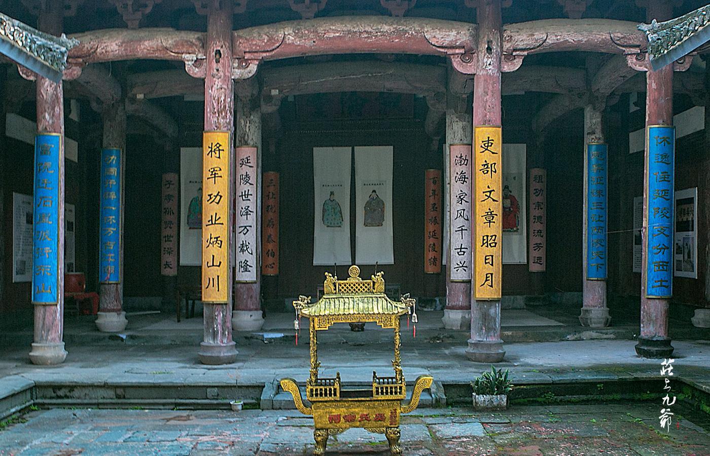 编辑春晖堂又称上门祠堂,建于清代,坐东朝西,三进三开间,通面阔10.