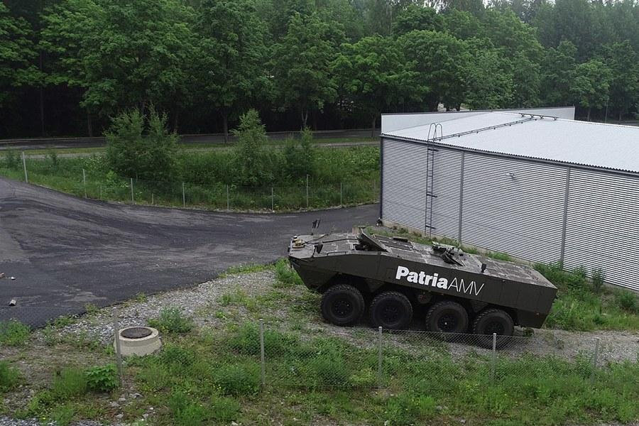 芬兰帕提亚公司的amv8乘8轮式装甲车借助5g通讯技术实现远距离遥控驾
