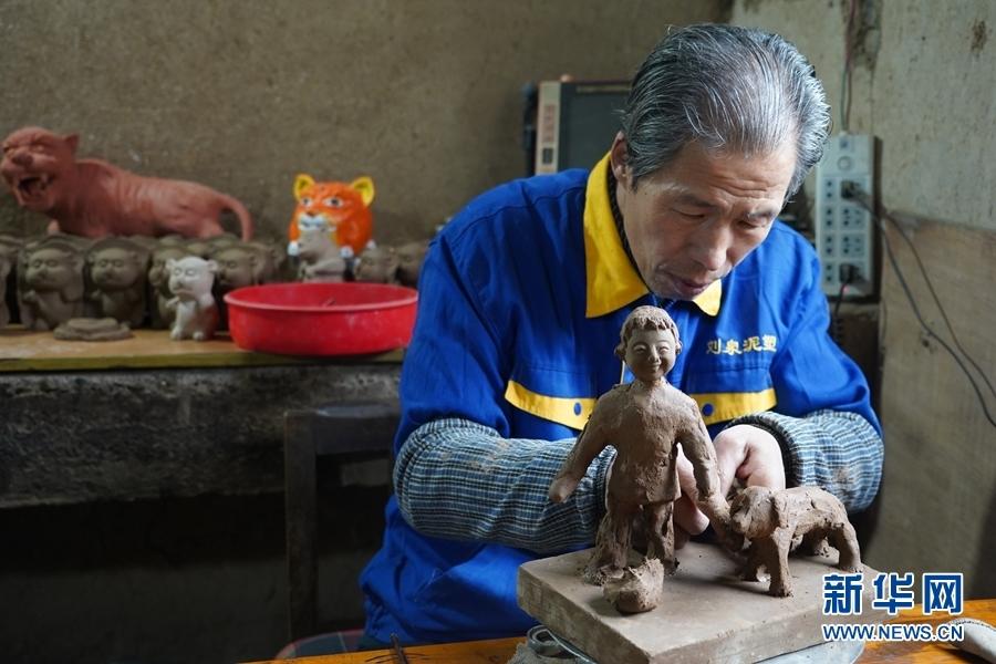 窑洞里的民间 泥塑匠 捏虎迎虎年 刘泉 泥塑 窑洞 新浪新闻