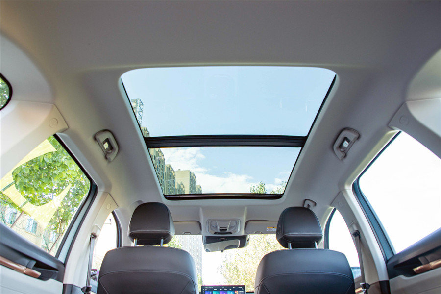 新车后排也依然是简洁大气的感觉,双拼色座椅不显单调,而全景天窗又让