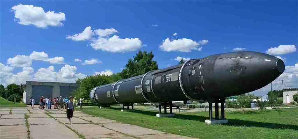 世界上威力最大的导弹,r36m太猛了,直径有3米,起飞重量超200吨__财经