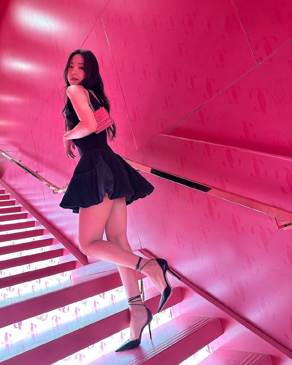 小编获悉,10月28日,有韩国媒体以标题:"孙娜恩,黑