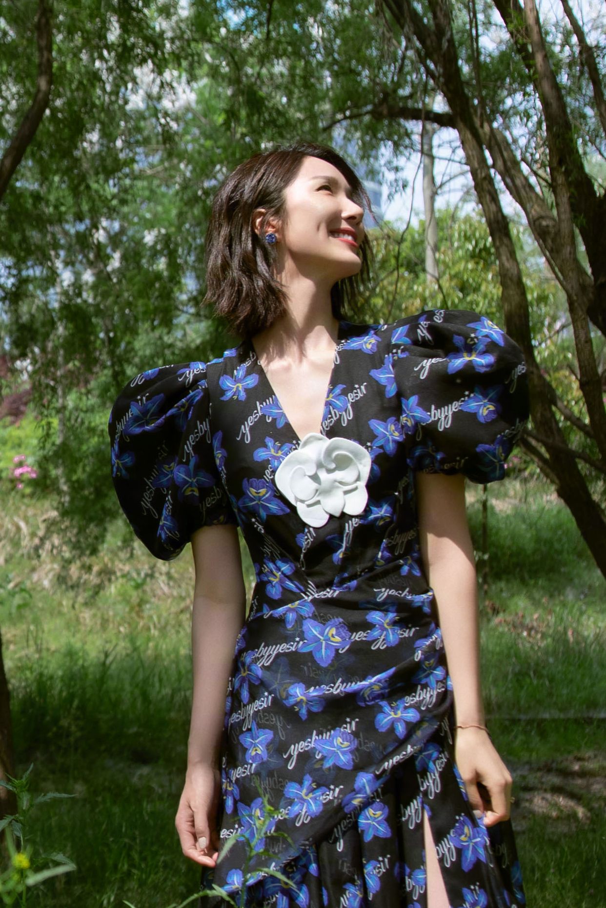 优雅大方的短发气质女神李亚男