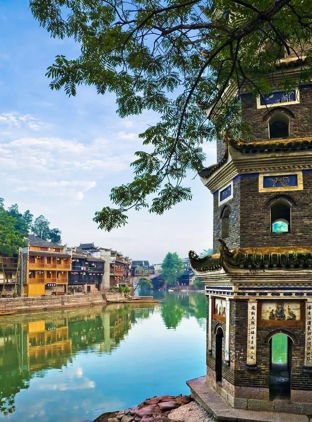 一座青山抱古城,一弯江水绕城过;一条青青石板街,一排小巧吊脚楼;一道