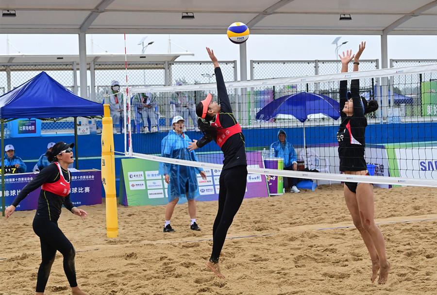 海南女子沙排青年二队范丹妮/陈丽莎组合在比赛中.