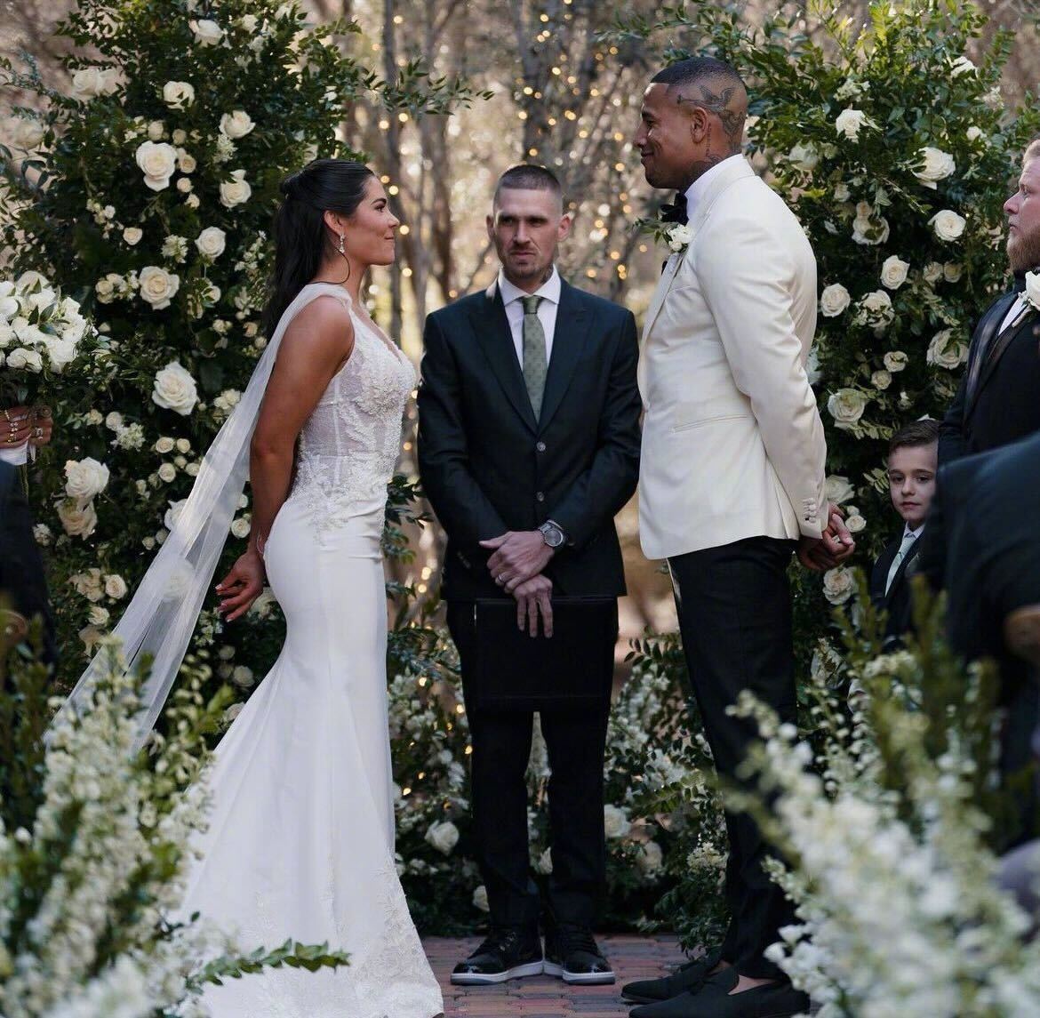 29岁的凯尔西·普拉姆与nfl球星达伦·沃勒举行婚礼__财经头条