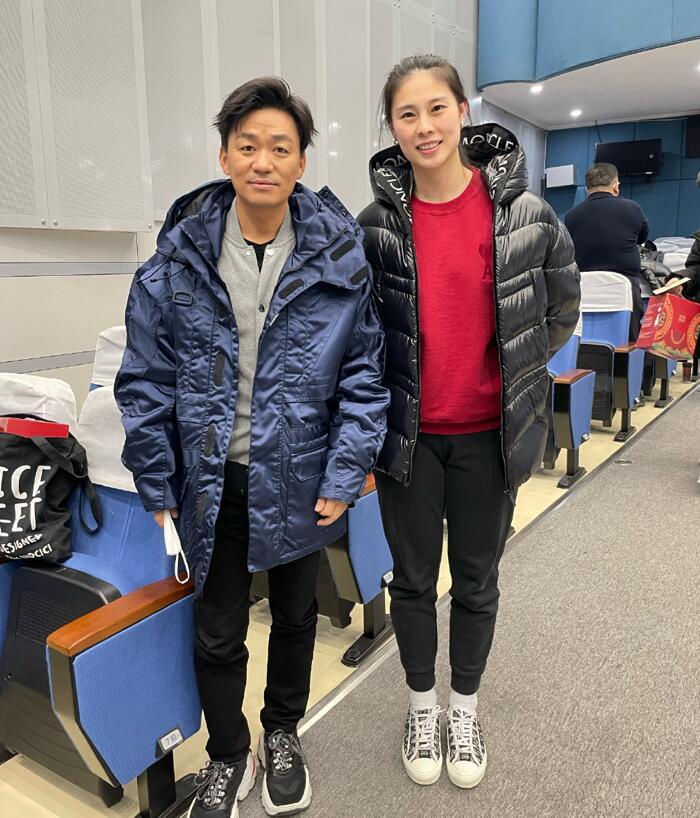 李梦俏皮合影毛不易,1米82吴磊合影2米07韩旭显娇小|毛不易|女篮|吴磊