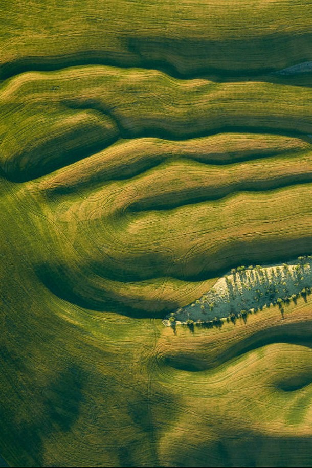 摄影师mitchell rouse航拍作品,俯视捕捉地貌上的奇幻之景