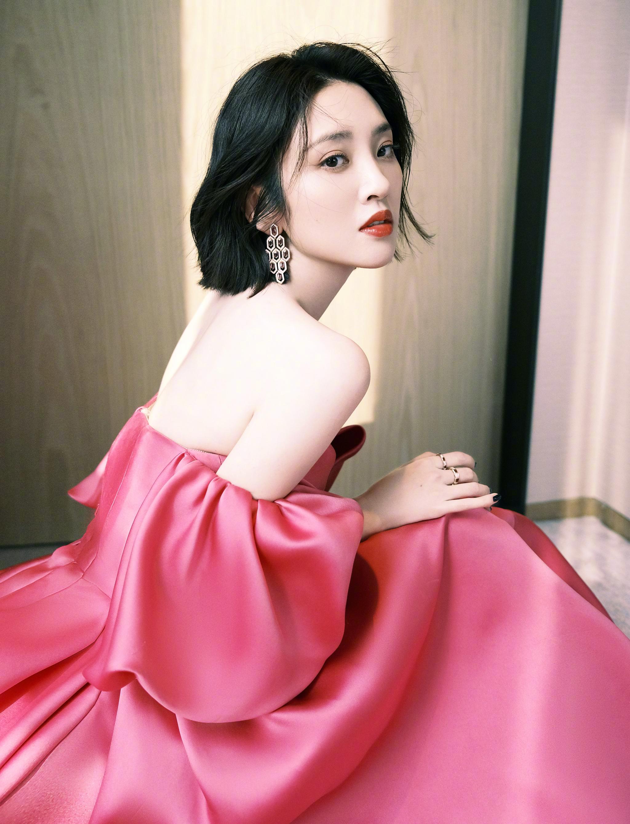 唐艺昕 一袭玫粉色泡泡礼裙,露背抹胸设计尽显漂亮肩颈线条