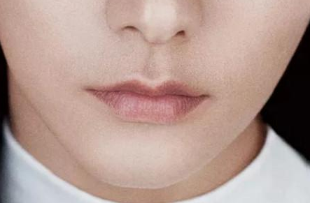 嘴唇棱角分明,红润肥厚