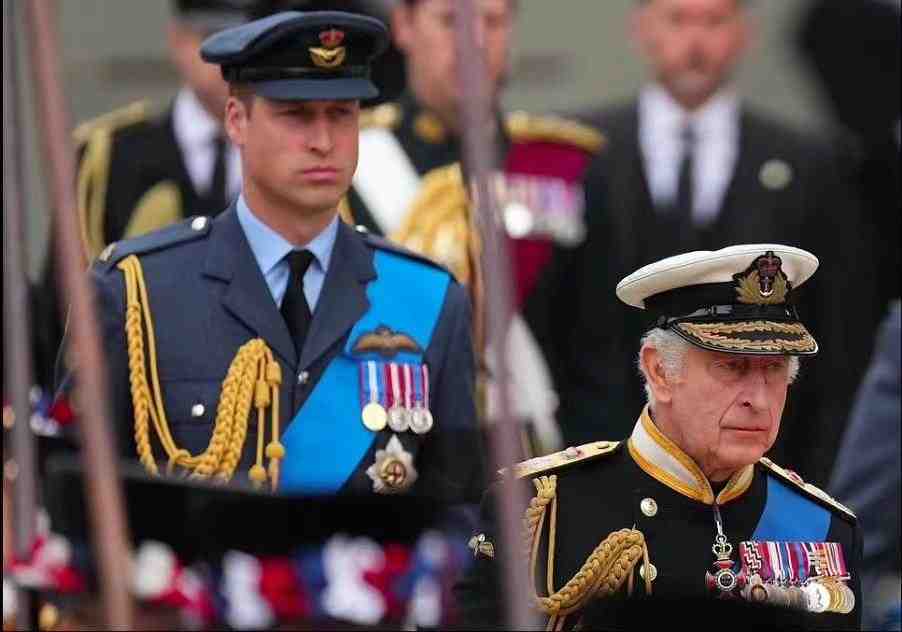 查尔斯国王穿军装,哭红眼睛