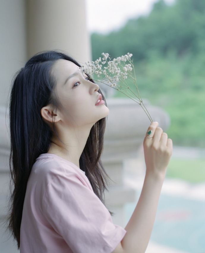 李沁捧花清纯甜美写真