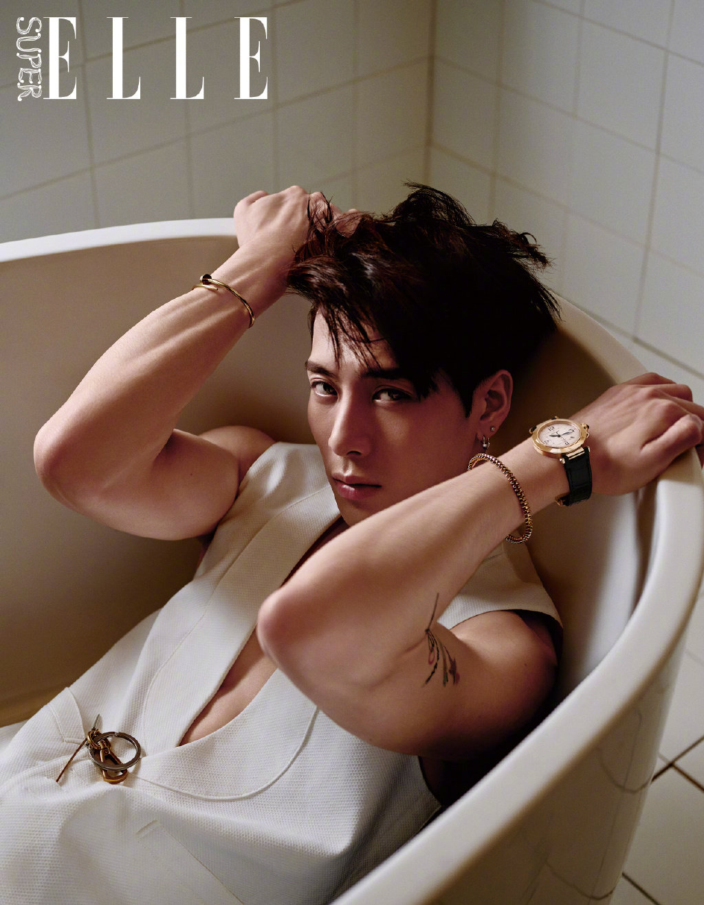 王嘉尔superelle 新刊封面大片,手臂线条,鲨鱼线