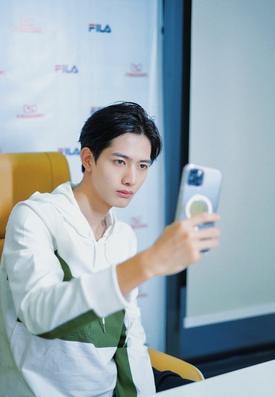 甘望星原相机怼脸拍,果然是帅哥啊,什么角度拍都不在怕的