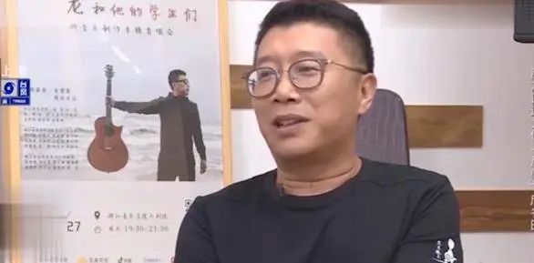 庞龙:演唱《两只蝴蝶》爆红,10年前突然销声匿迹,如今51岁怎样了?|两只蝴蝶|庞龙|演唱会_新浪新闻