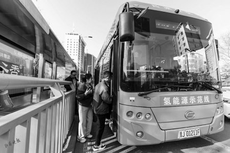 吕梁市区首条氢能公交示范线投入使用