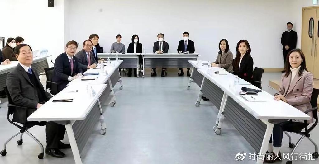 52岁三星长公主开会尽显霸总气场!穿西装造型封神,美成韩国名片__财经头条