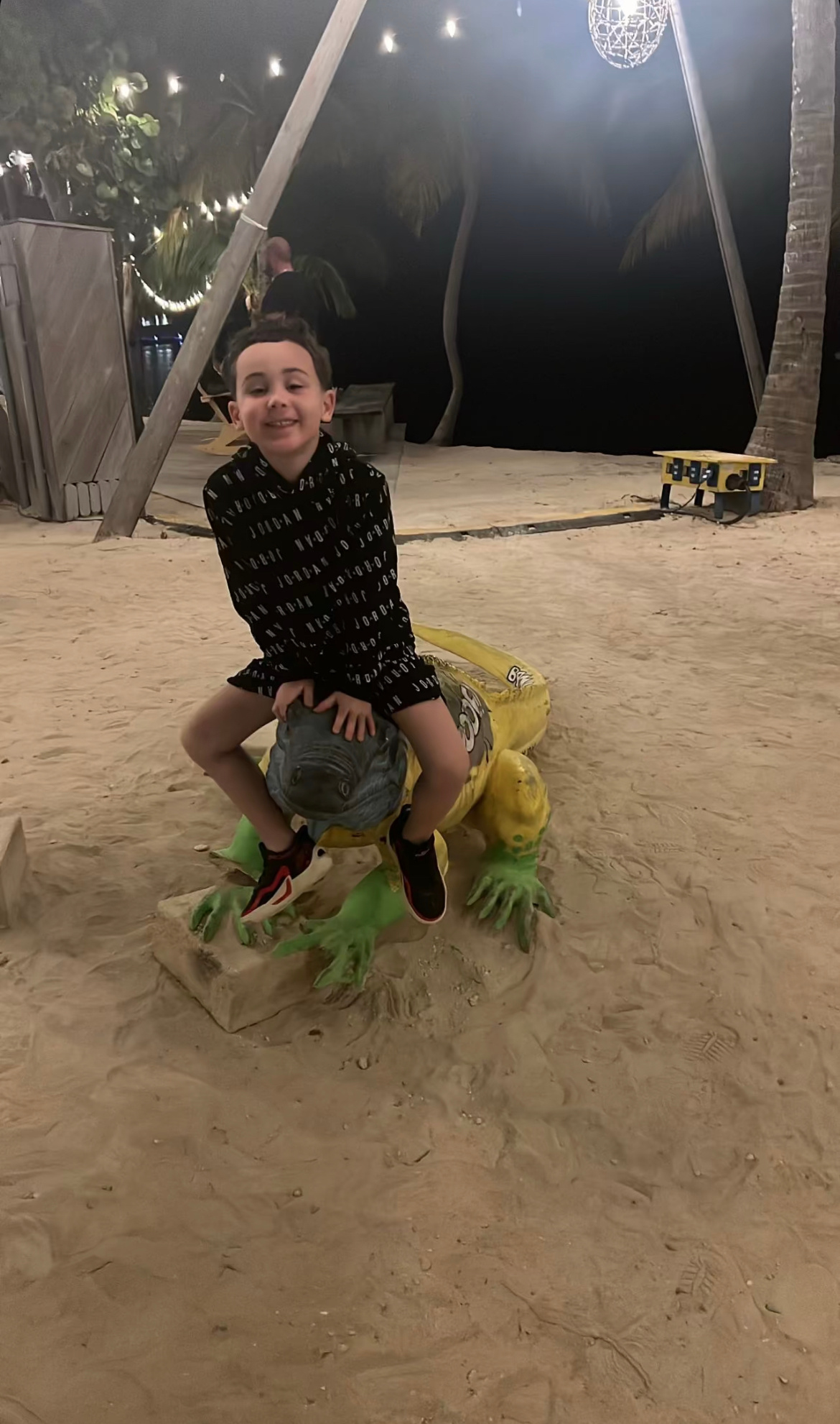 塔图姆分享与deuce度假照