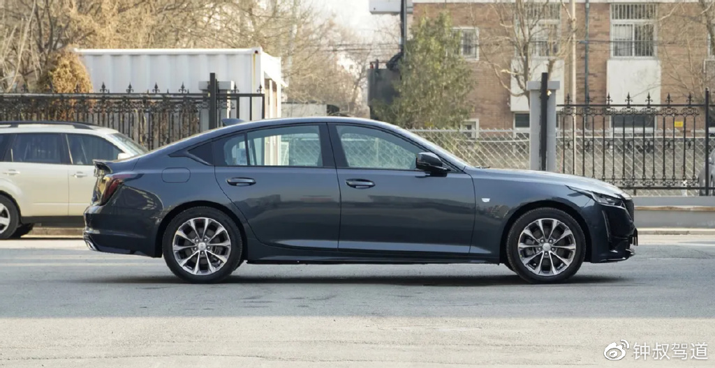 30万级入门豪华车怎么选，抛开BBA，买它们也很香