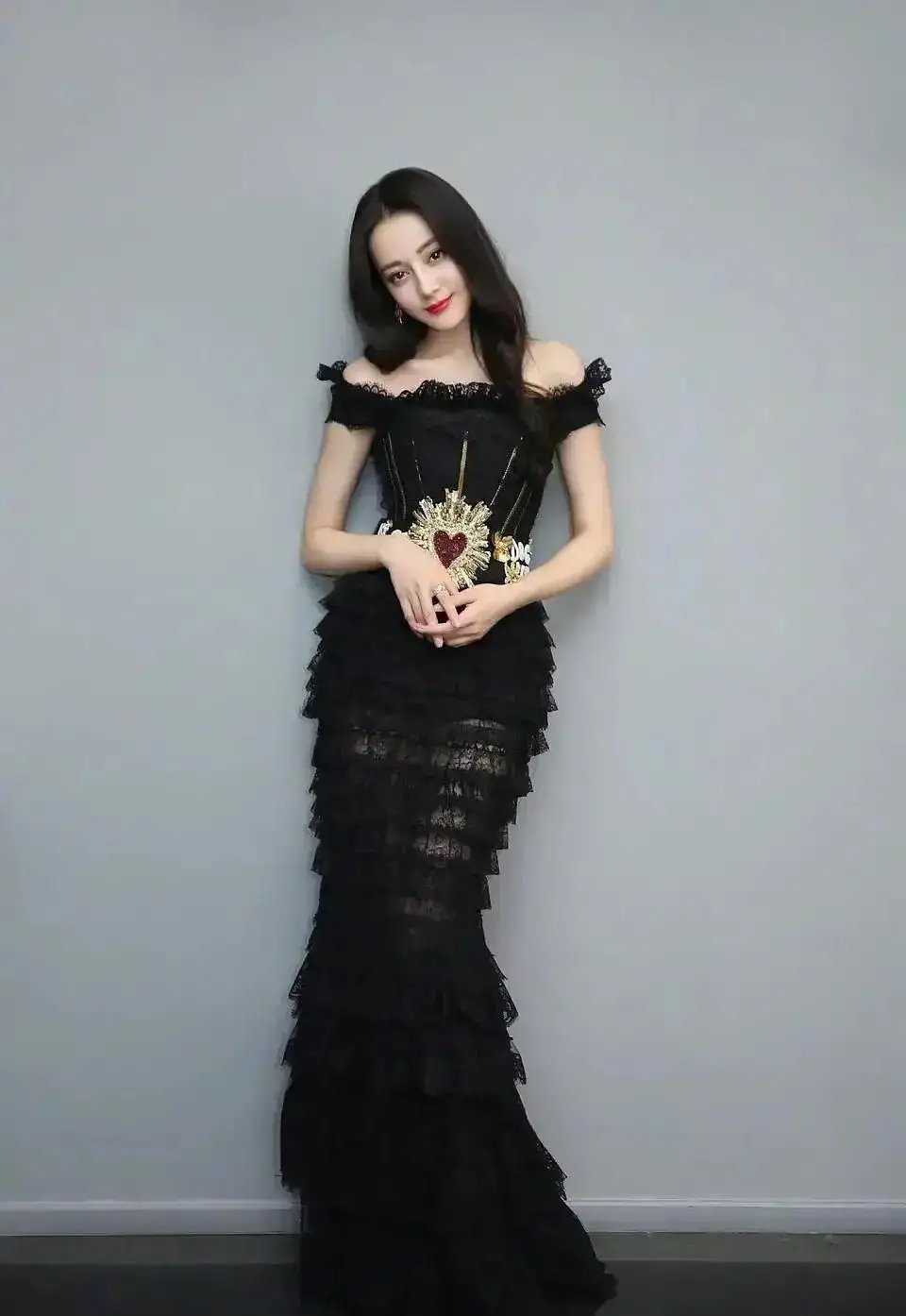 央视主持就是有气质,李七月穿黑色连衣裙度假,这气质绝了