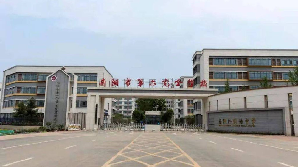 从摆所镇社区到长顺县民族高级中学有多少千米？