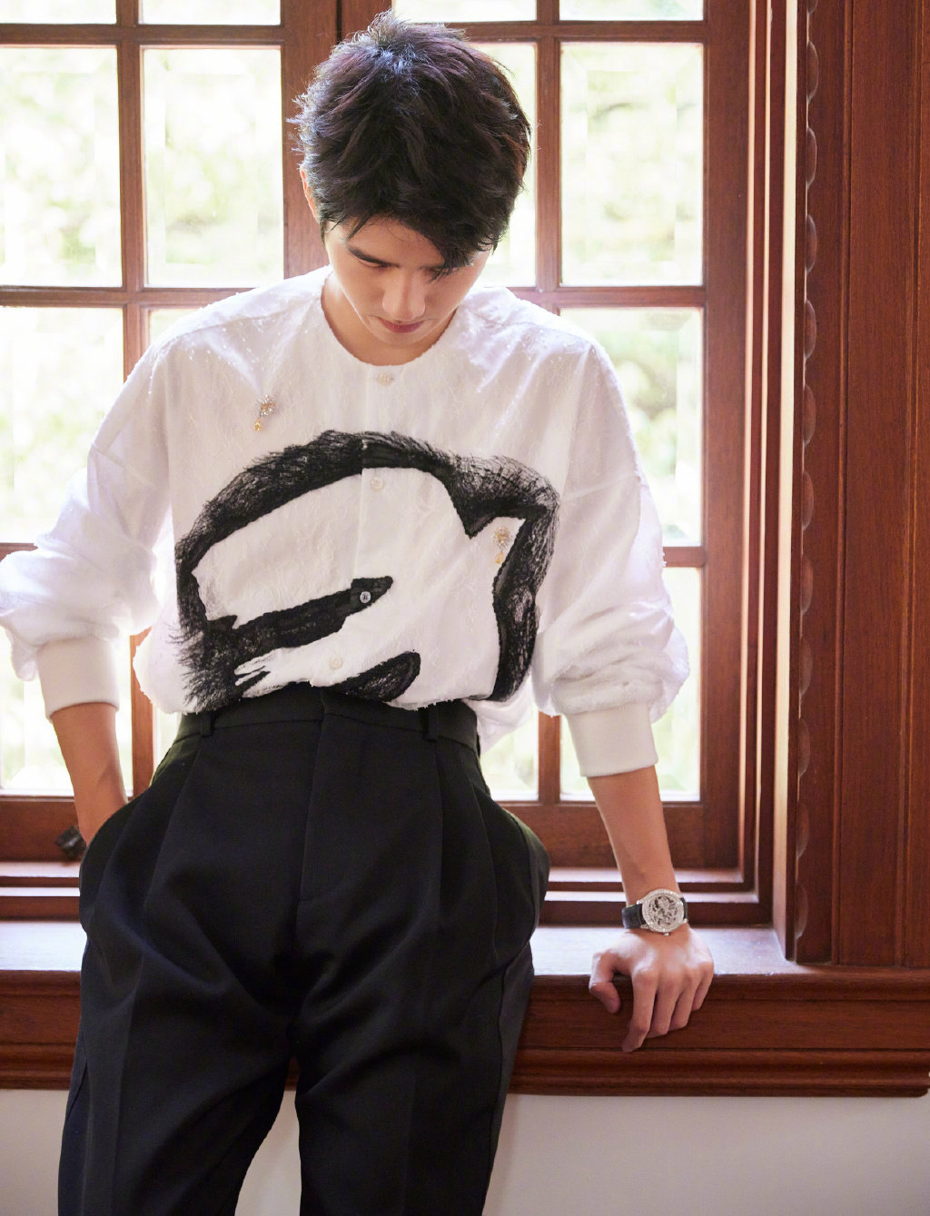 刘昊然雅致清新的白衬衫少年经典黑暗斗篷式大衣