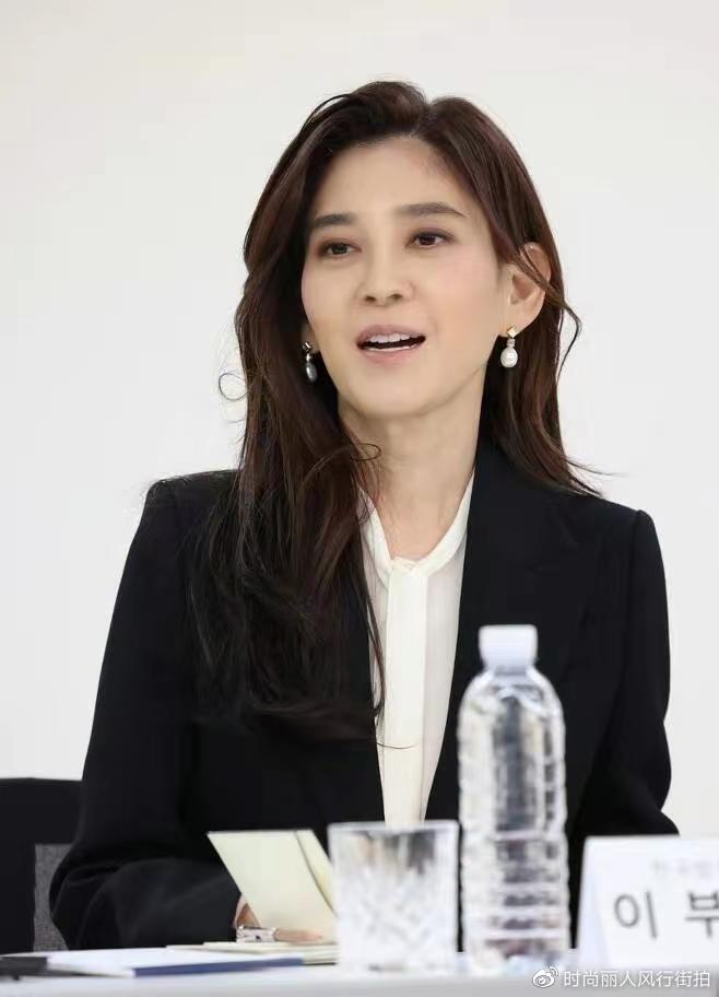 52岁三星长公主开会尽显霸总气场!穿西装造型封神,美成韩国名片__财经头条