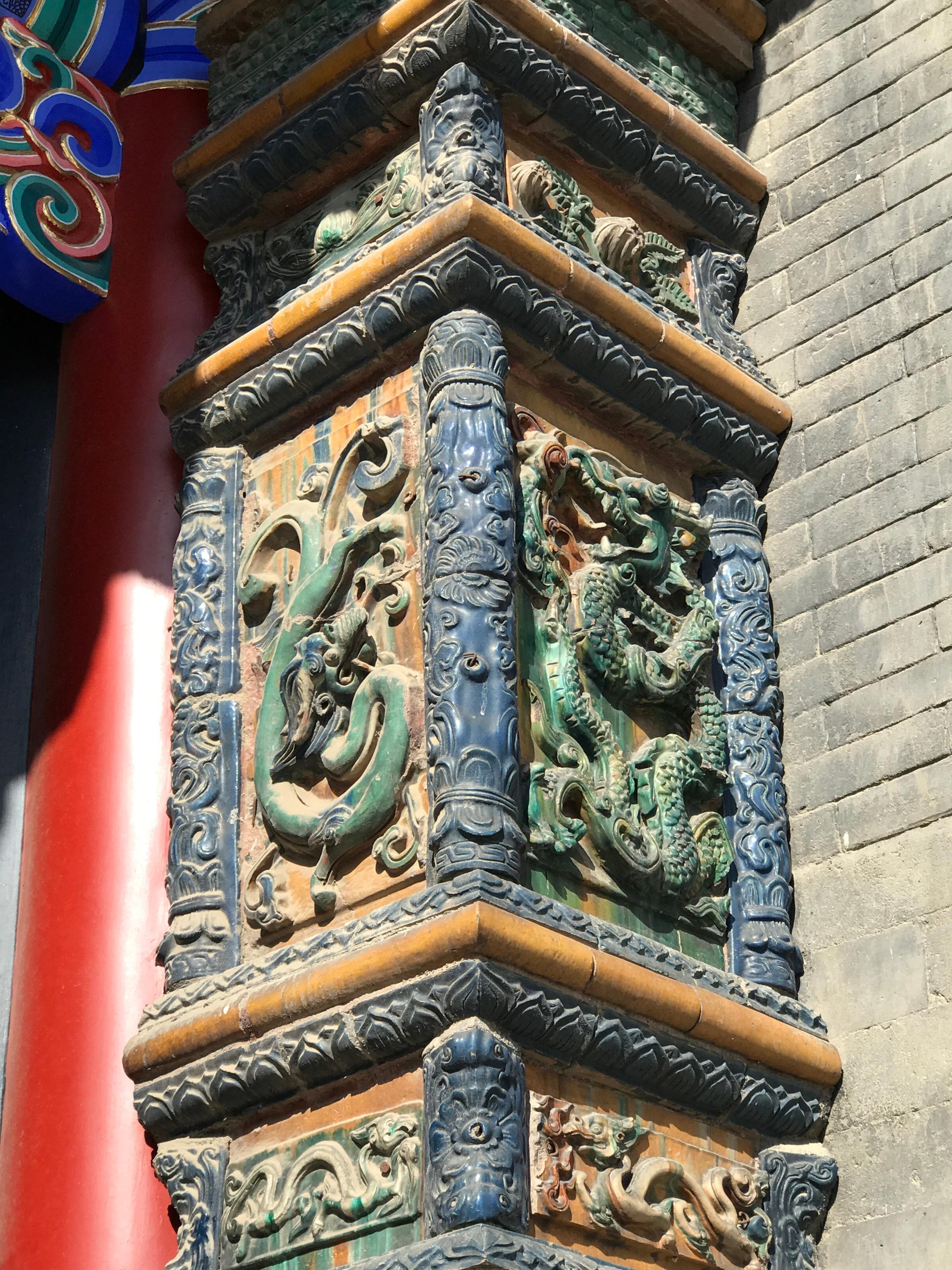 沈阳故宫 崇政殿及两侧左右翊门 的彩色琉璃 墀头和屋脊立兽(比单纯的