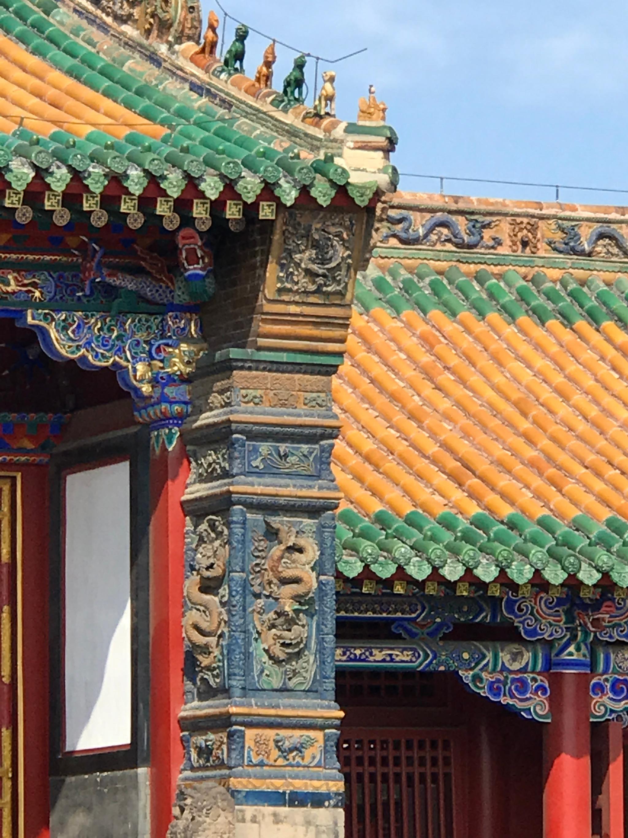 沈阳故宫 崇政殿及两侧左右翊门 的彩色琉璃 墀头和屋脊立兽(比单纯的
