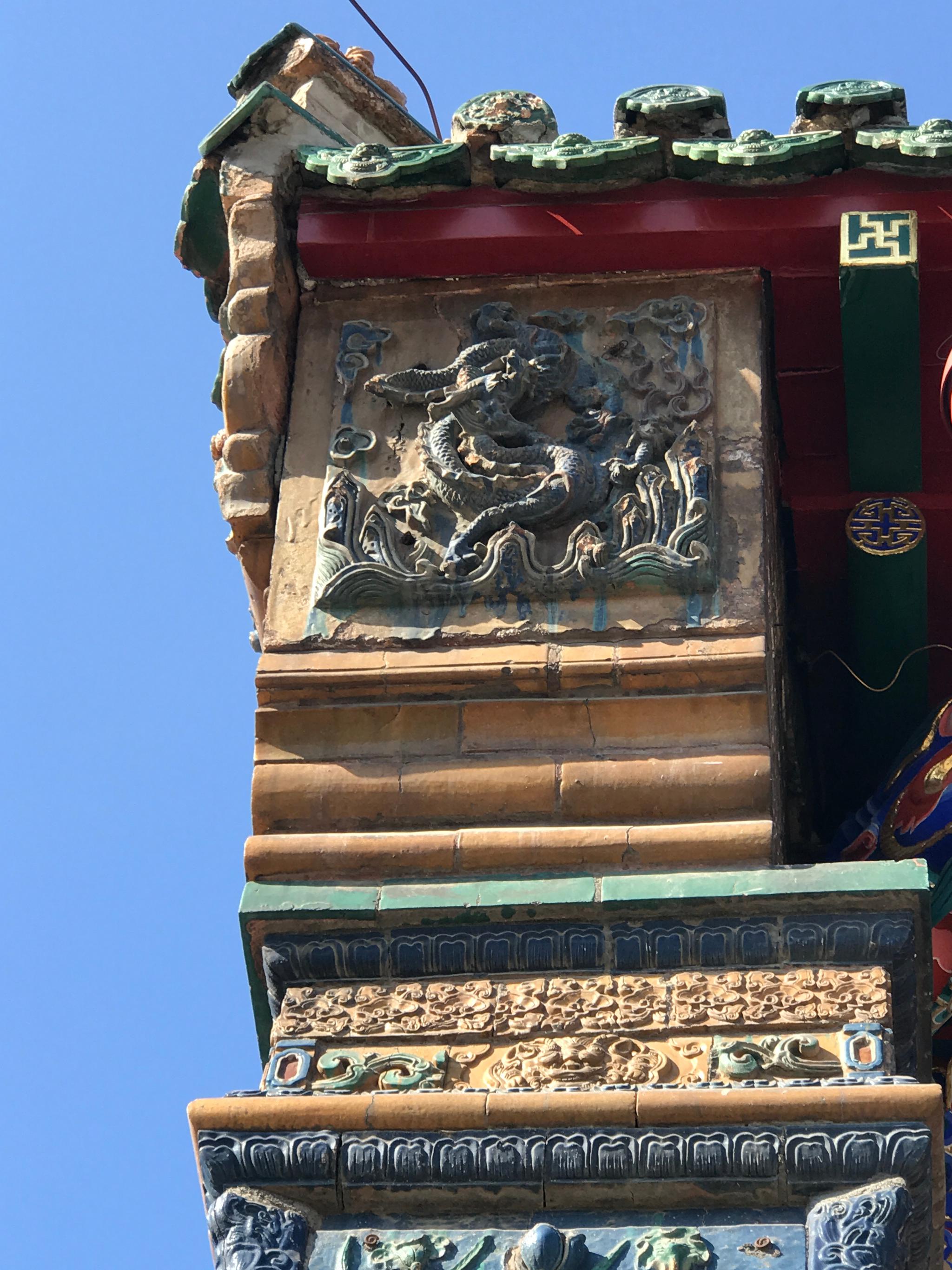 沈阳故宫 崇政殿及两侧左右翊门 的彩色琉璃 墀头和屋脊立兽(比单纯的