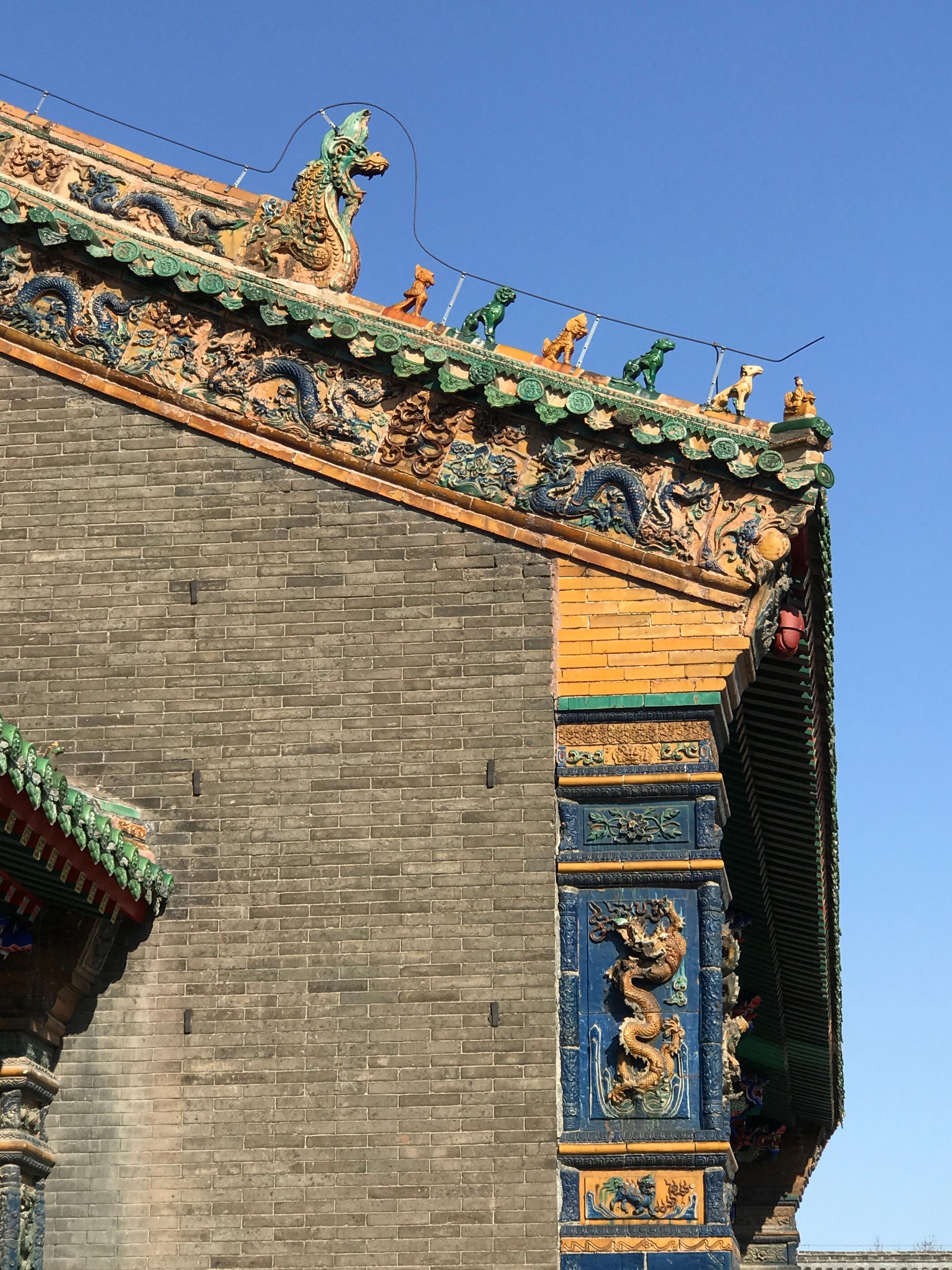 沈阳故宫 崇政殿及两侧左右翊门 的彩色琉璃 墀头和屋脊立兽(比单纯的