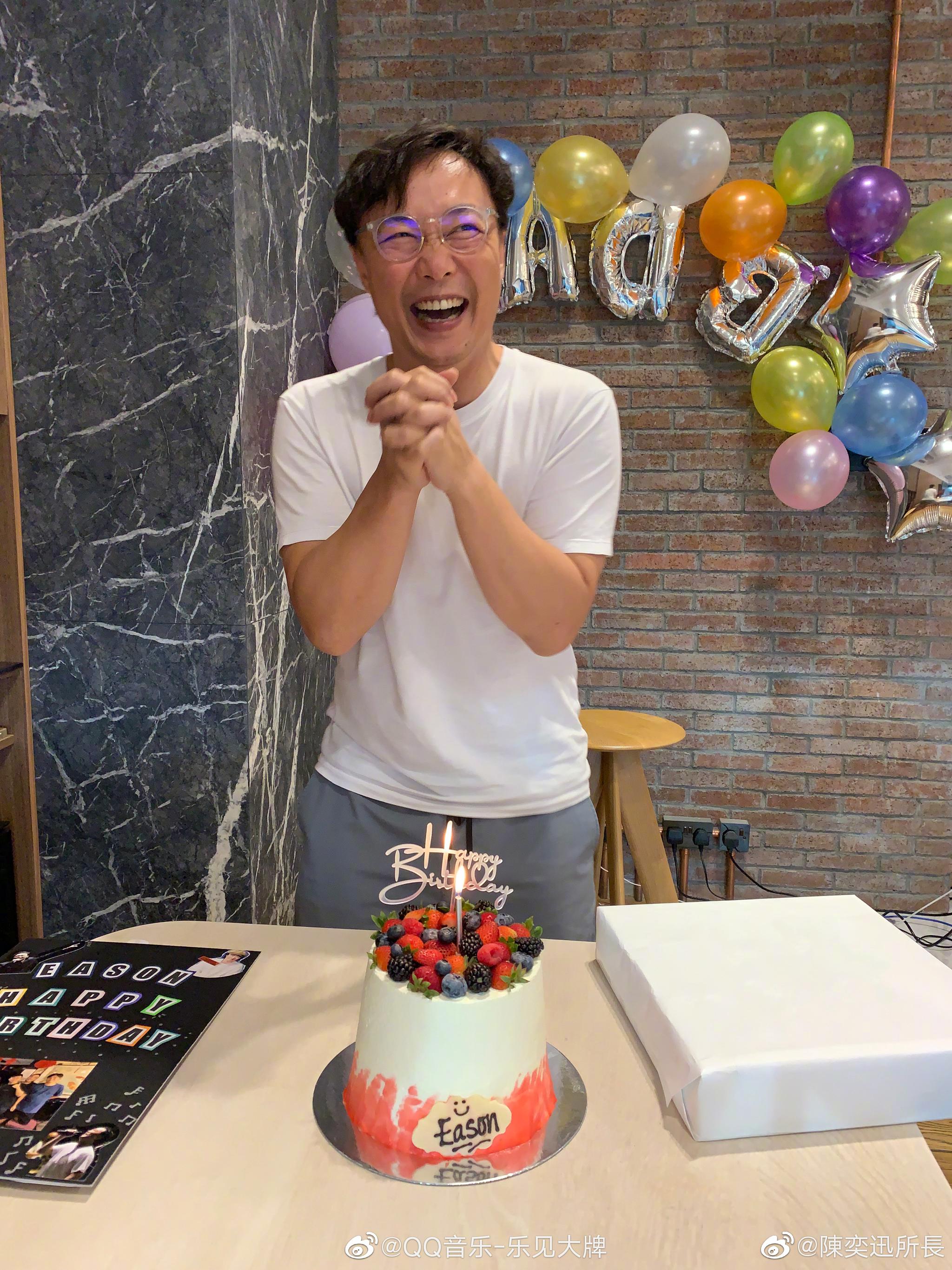 自我审视的棱镜 他能让人欣然接纳琐碎悲|棱镜|歌者|陈奕迅_新浪新闻