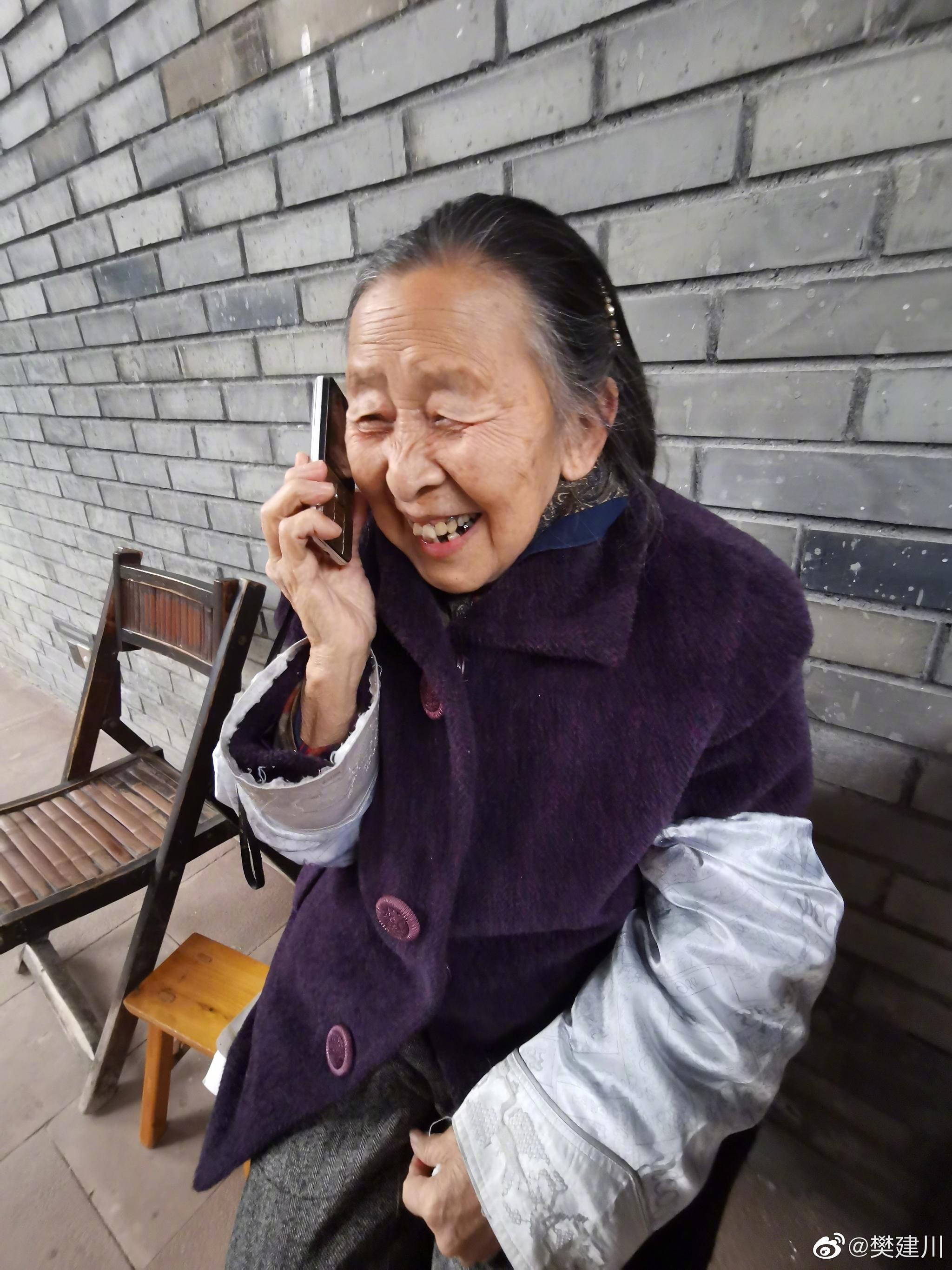 妈妈在打电话,声音多大:啊,天天看书……对头,看电视剧