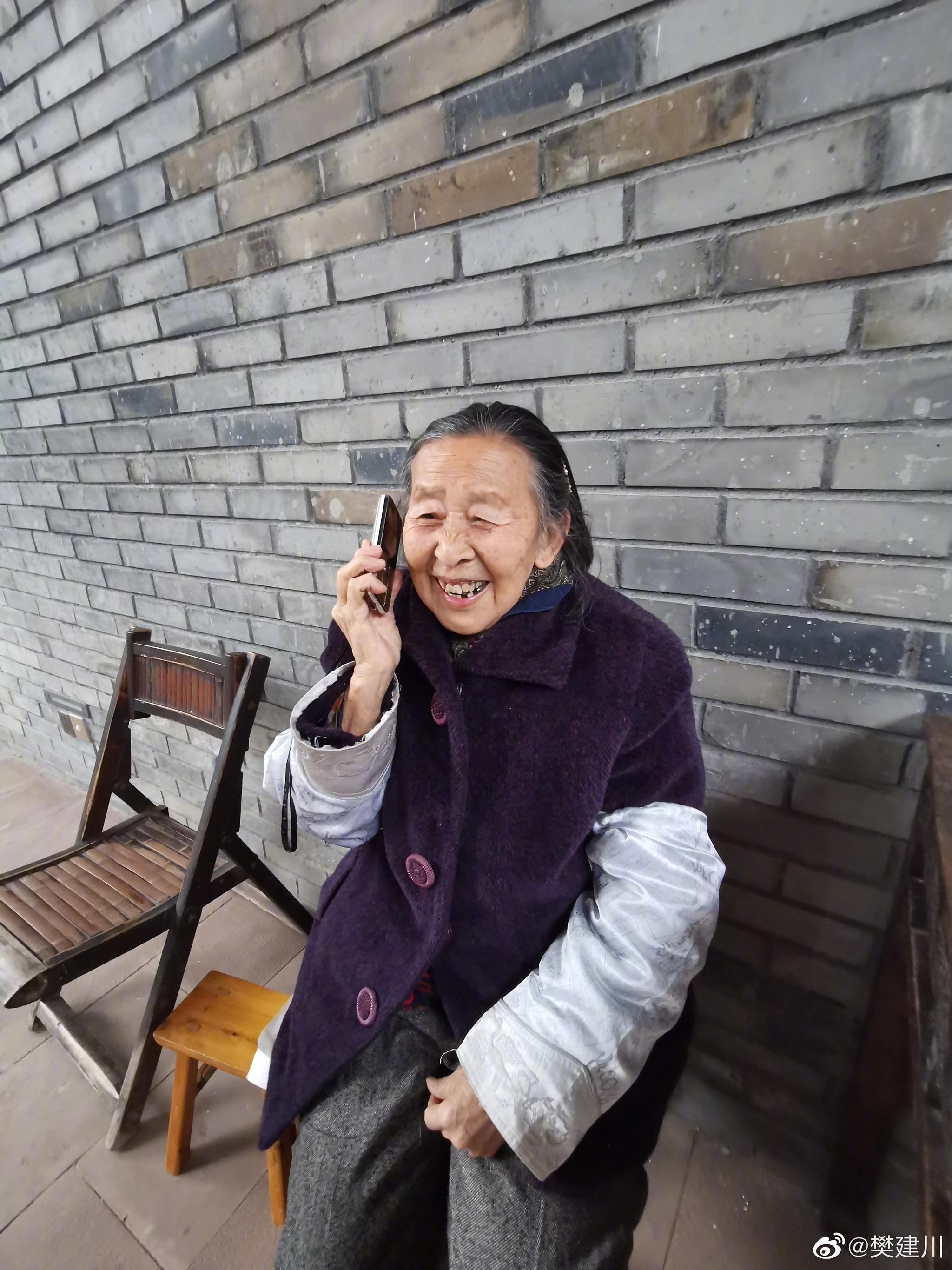 妈妈在打电话,声音多大:啊,天天看书……对头,看电视剧