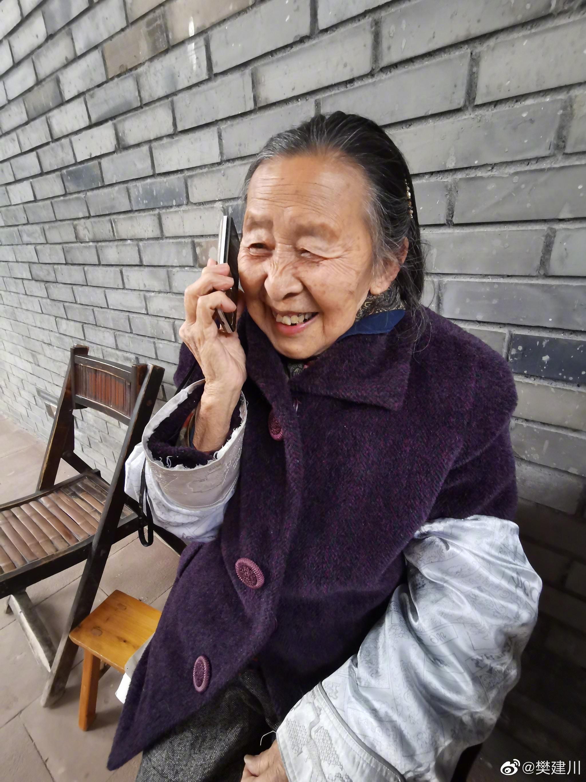 妈妈在打电话,声音多大:啊,天天看书……对头,看电视剧