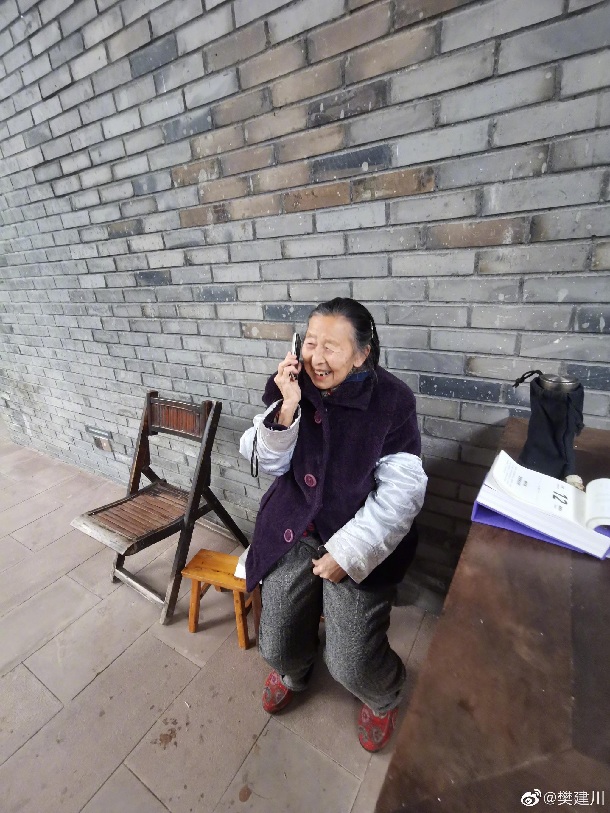 妈妈在打电话,声音多大:啊,天天看书……对头,看电视剧