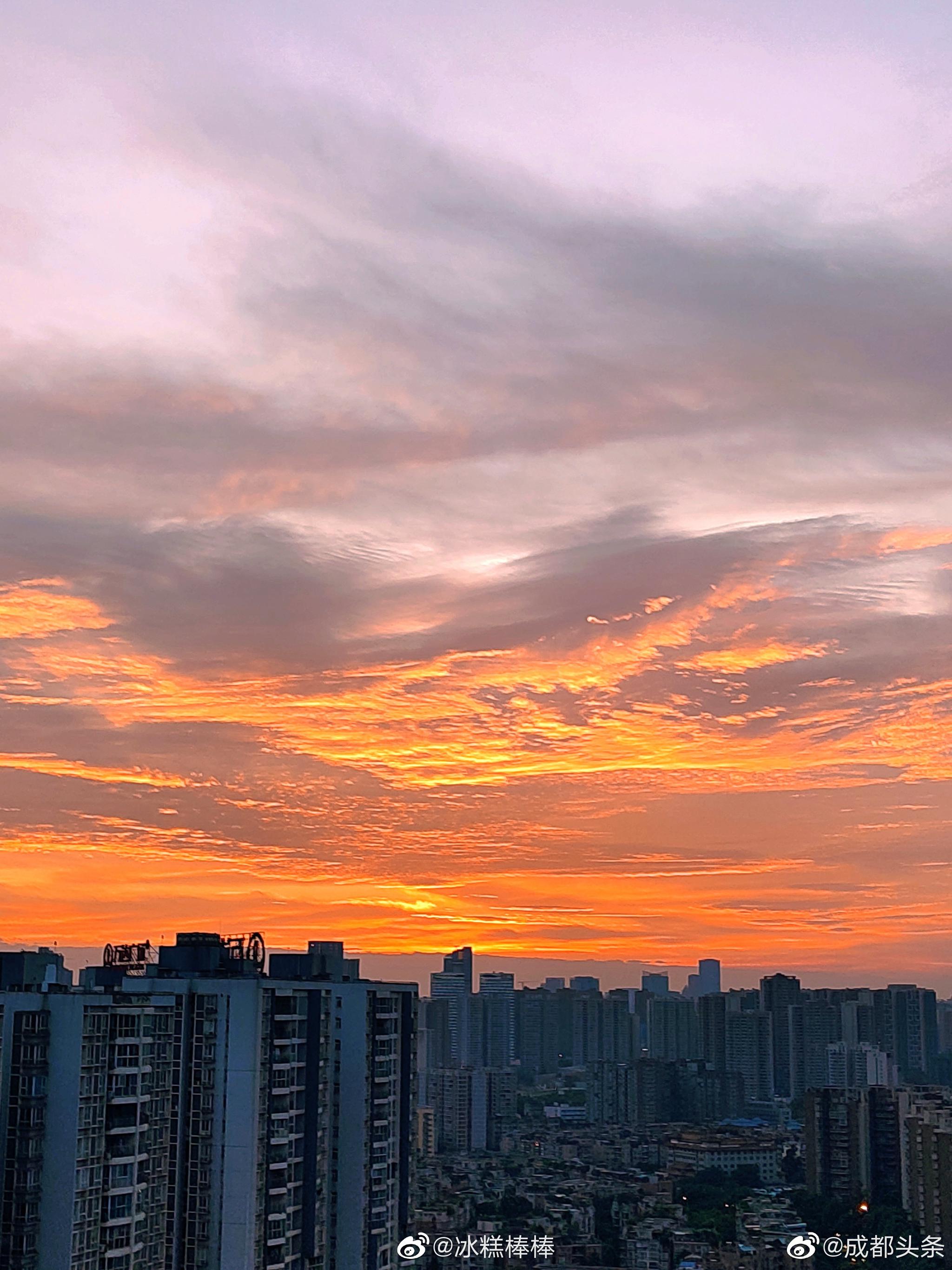 今日份成都清晨天空是染红的画布错过的戳图收获美景