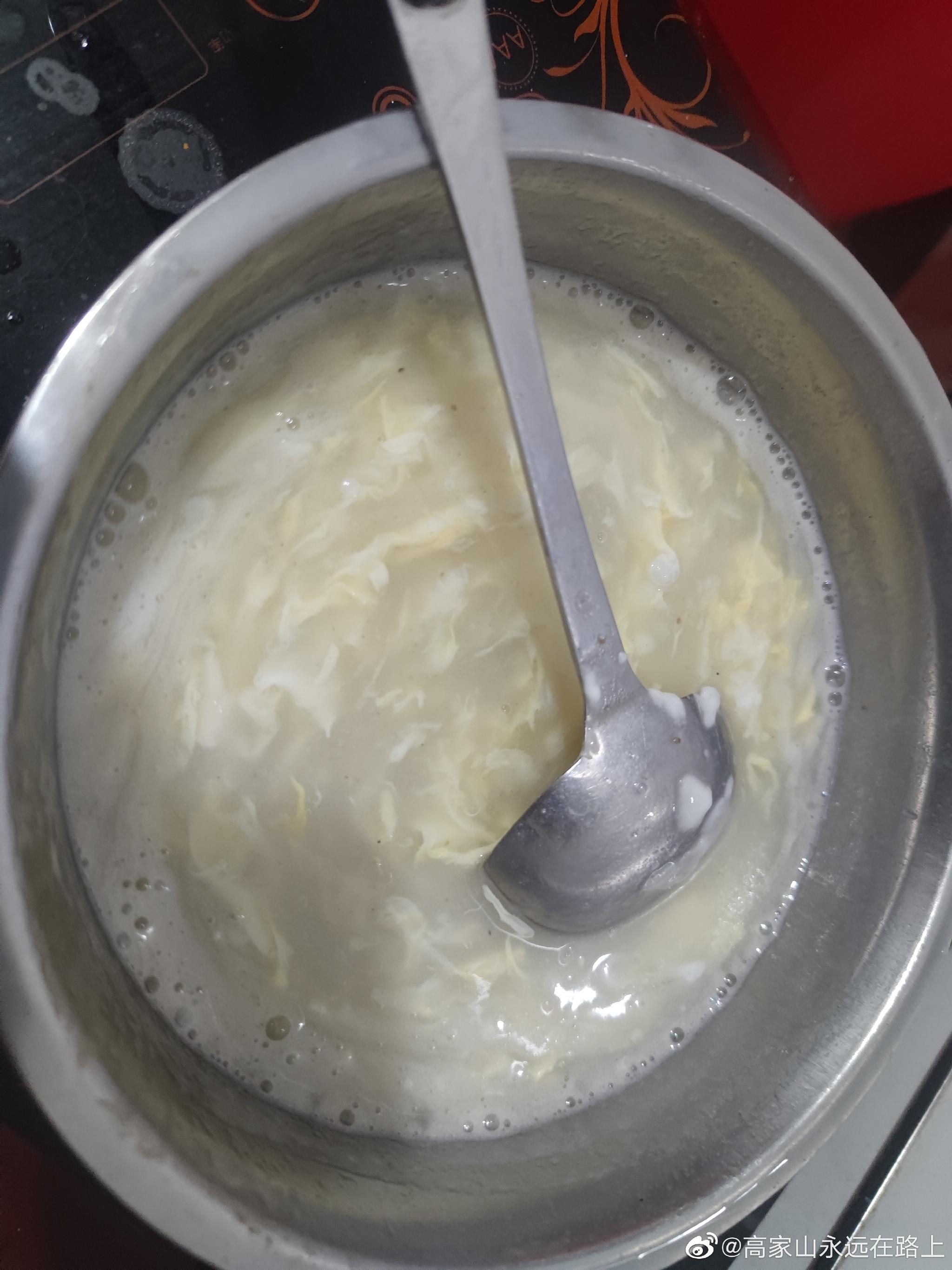 今天早上,一个人吃糊涂,一个人喝豆浆,剩下的吃鸡蛋