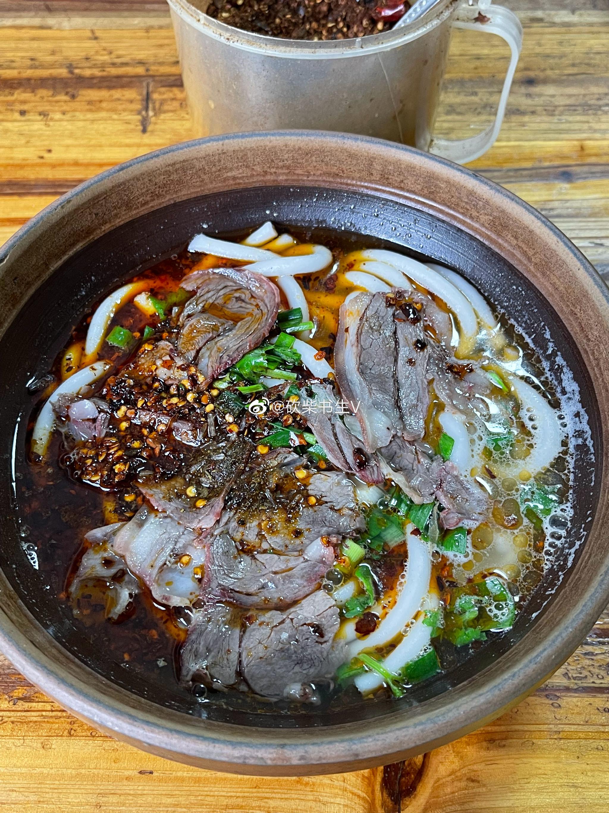 早上在遵义来碗杨四羊肉粉压酒,遵义的粉特别粗……_高清图集_新浪网